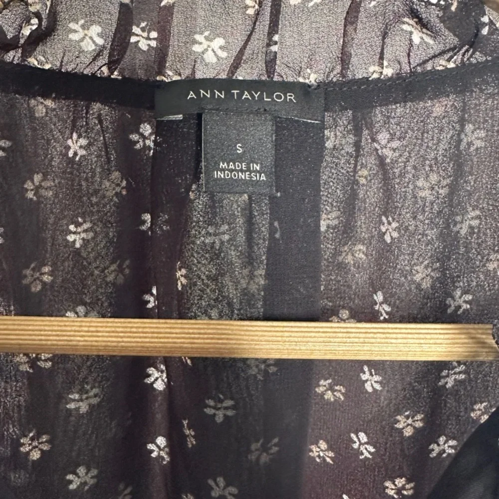 Ann Taylor | Black Floral Sheer Blouse | Short Sleeve | Size Small - Picture 4 of 6